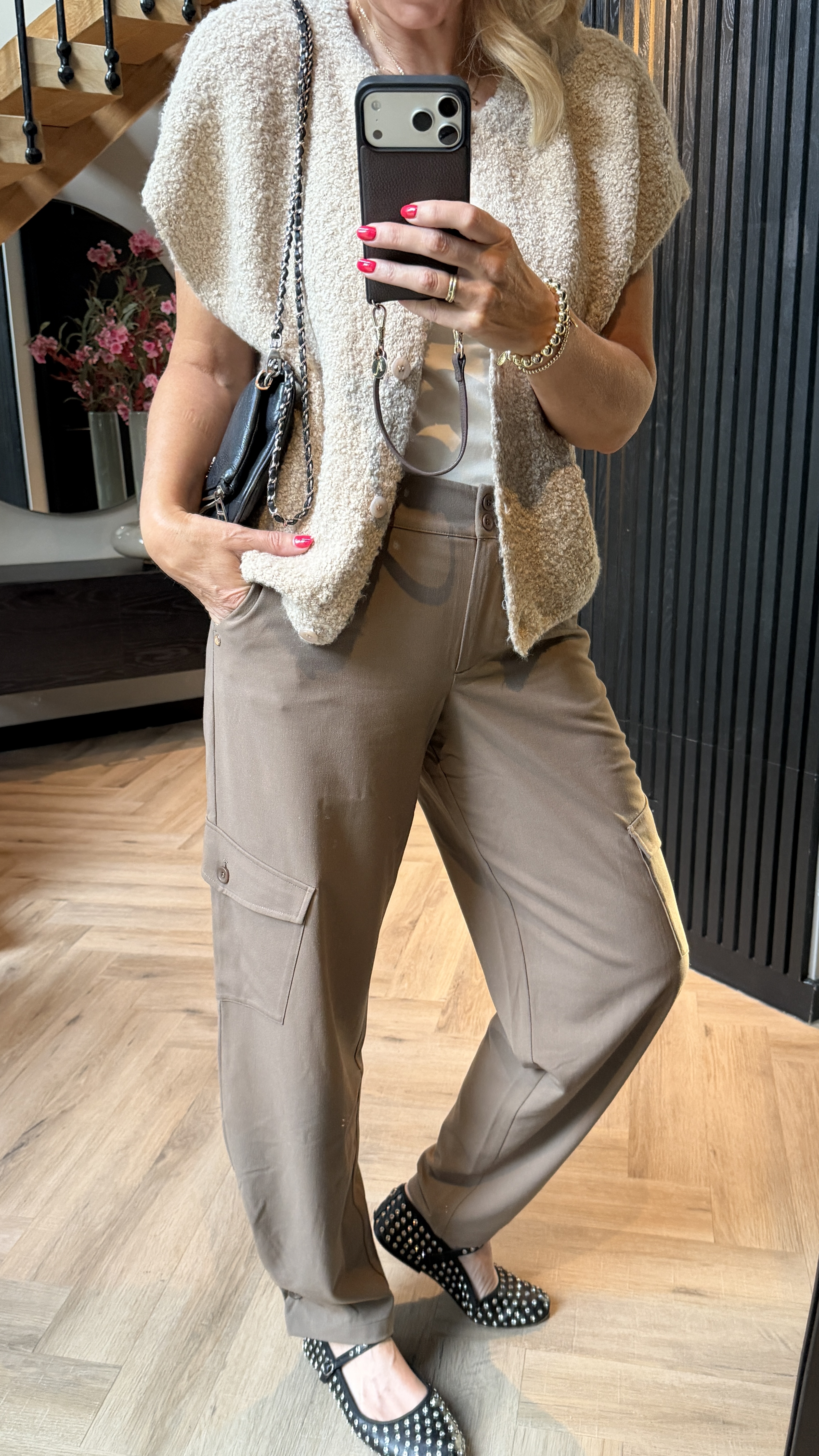 Barbella palazzo pants met zandtinten & zwart gedragen
