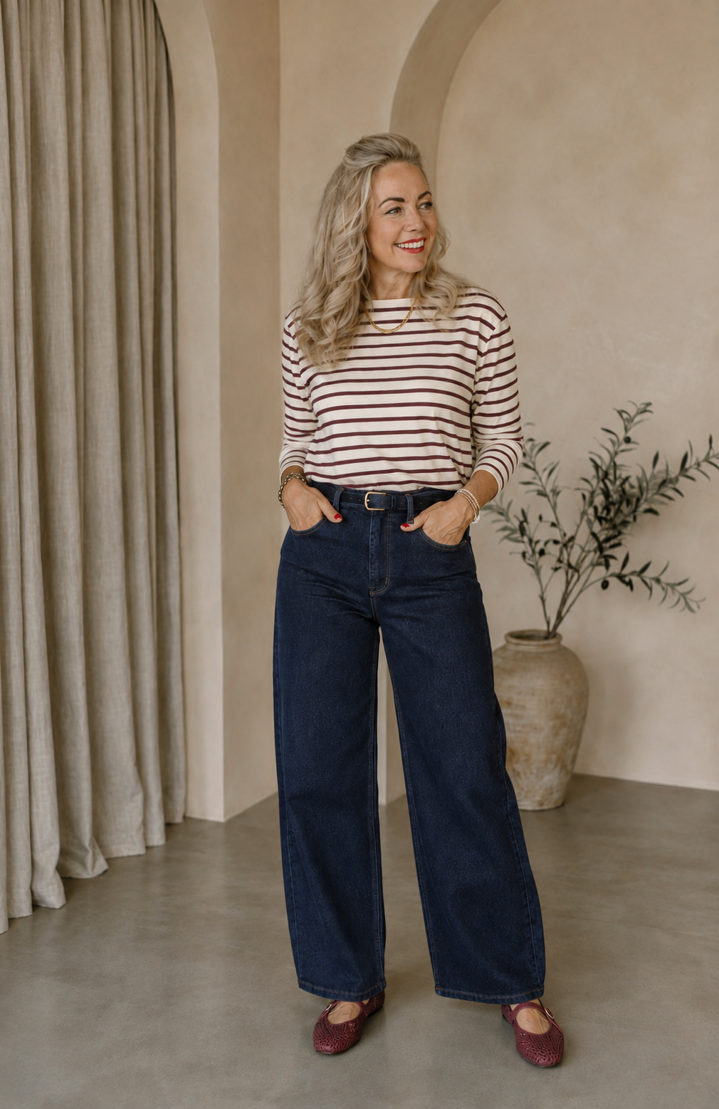 Vrouw in crème gebreide trui en beige broek
