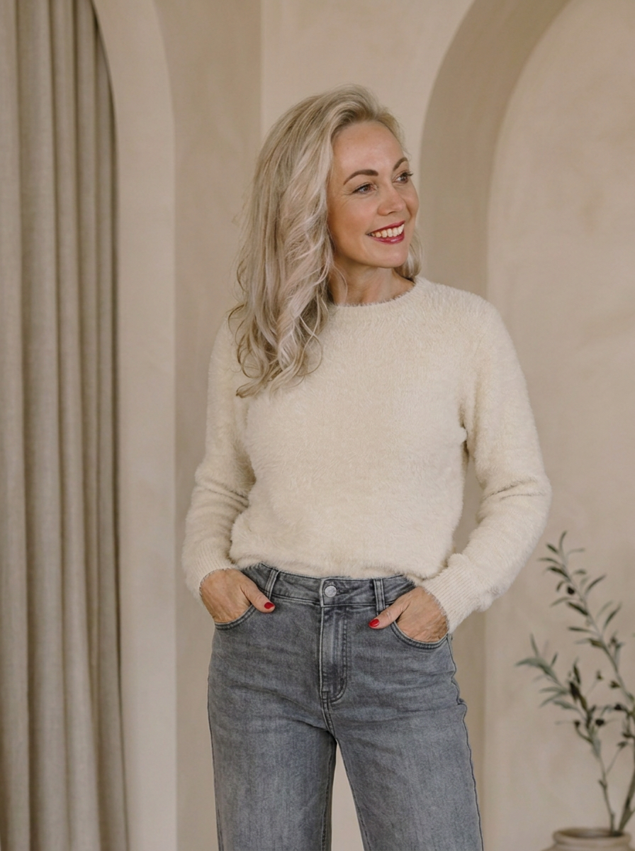 Vrouw in beige blouse in warm interieur